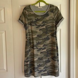 Women’s camo dress with pockets size 8/10 great condition super soft.